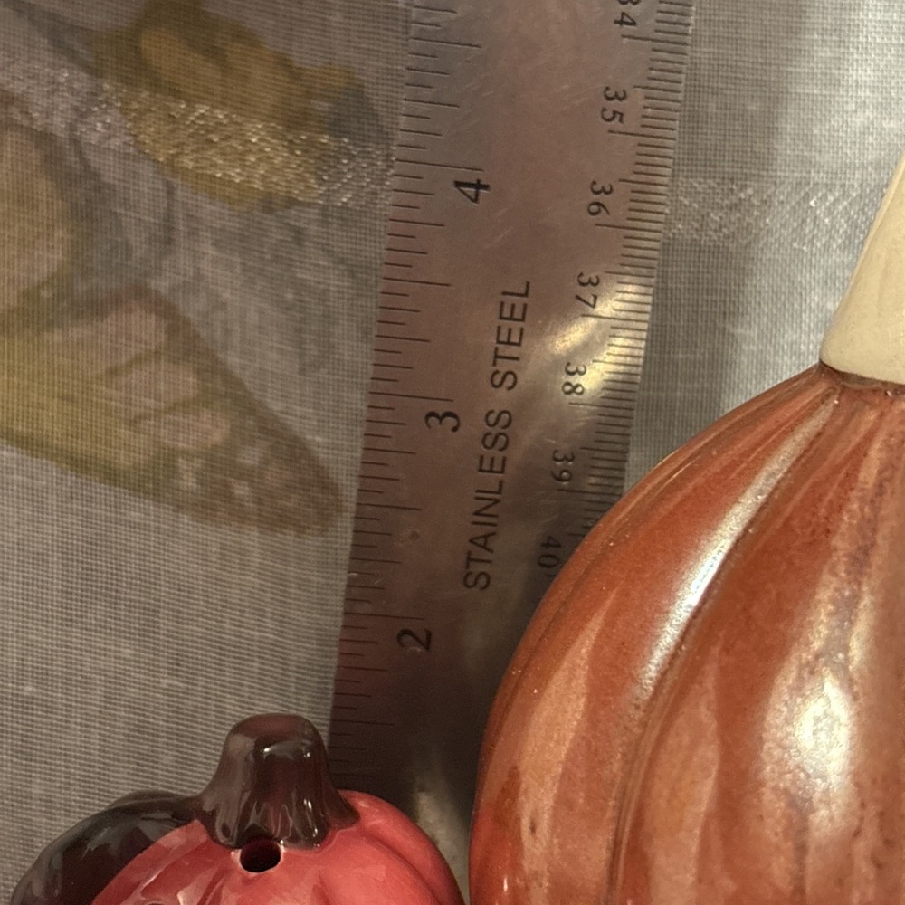 3  PIECE CERAMIC SALT AND PEPPER SHAKER WITH A CENTERPIECE‎ PUMPKINS FALL - Picture 9 of 11